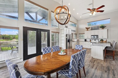 Heaven In Hells Gate! Water access, kayaks, game room!