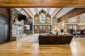 Fernseher, Kamin, Videospiele, Tischfußball