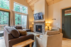 Smart TV y chimenea 