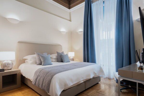 1 間睡房、房內夾萬、書桌、熨斗/熨衫板