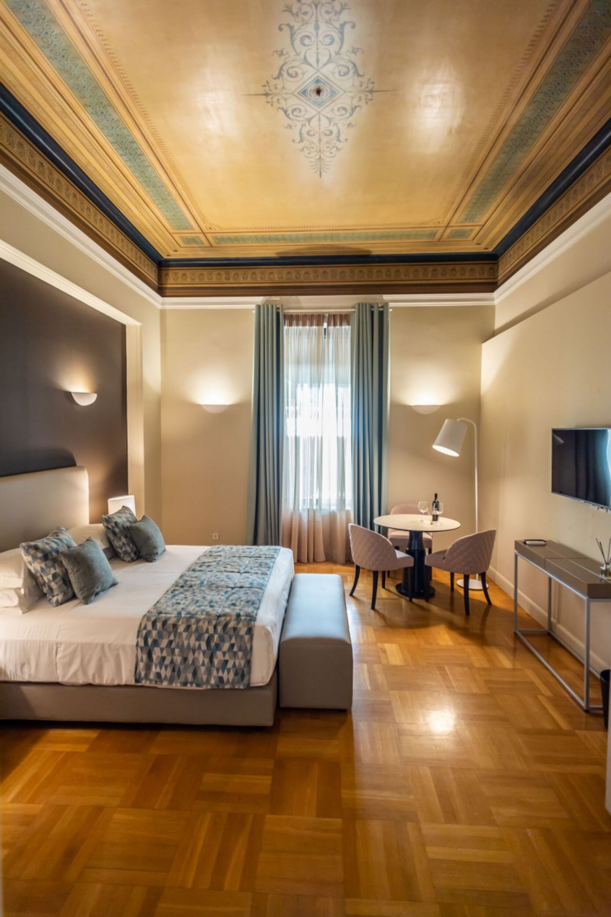 1 Schlafzimmer, Zimmersafe, Schreibtisch, Bügeleisen/Bügelbrett