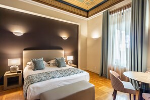 1 間睡房、房內夾萬、書桌、熨斗/熨衫板