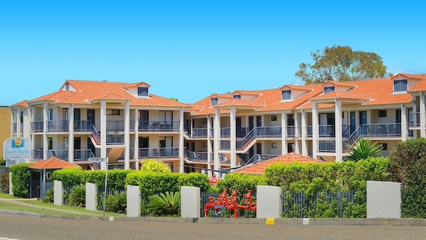 A multi-story hotel with balconies, a sign indicating availability, and a red fire hydrant. - 202 South Pacific, Pacific Drive (Port Macquarie)