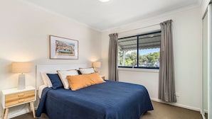 2 bedrooms, iron/ironing board, WiFi, bed sheets - 202 South Pacific, Pacific Drive (Port Macquarie)