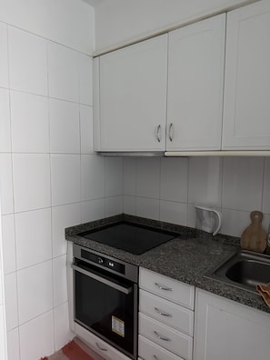 Mikrobølgeovn, ovn og kokeplater