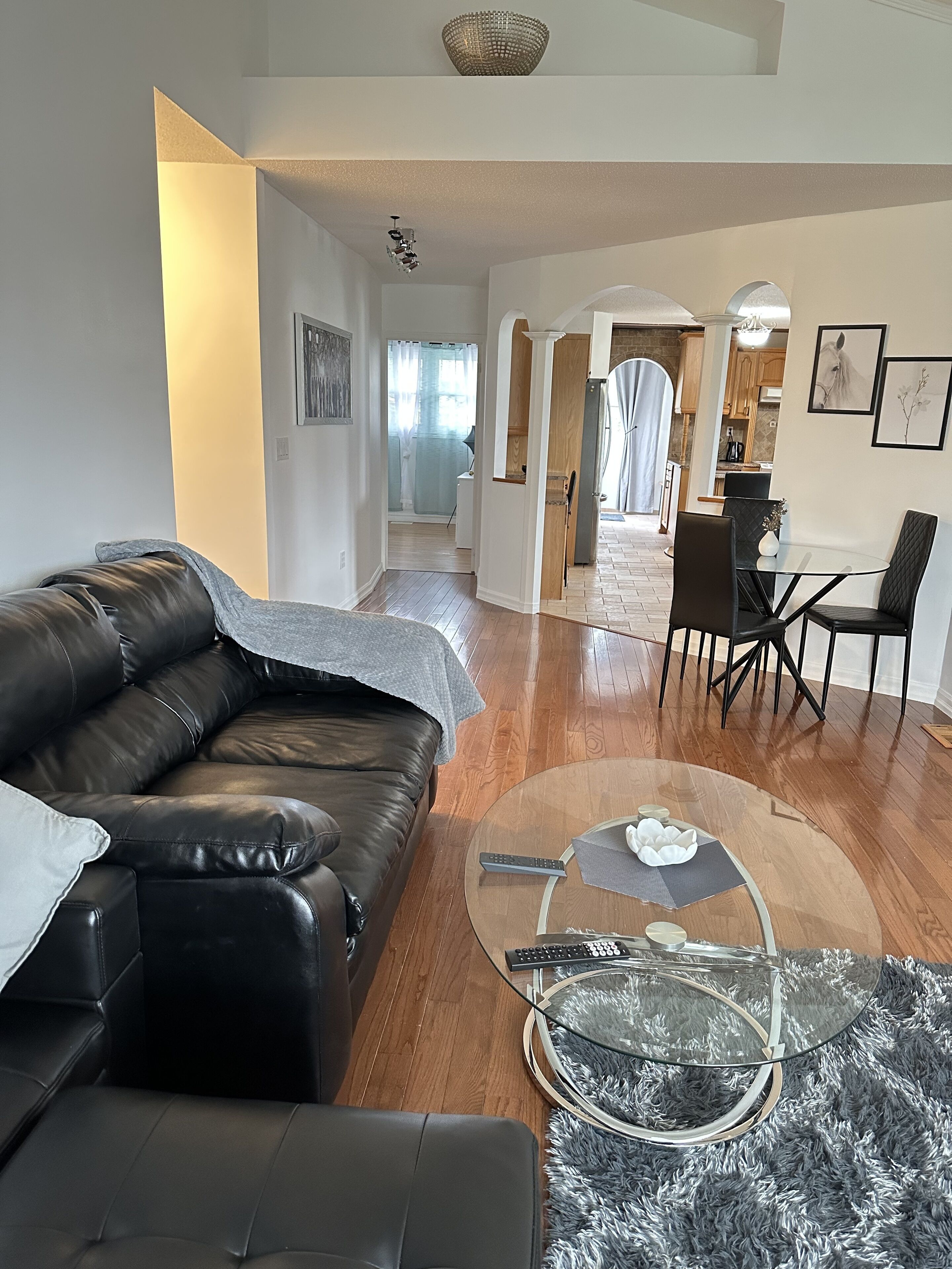 This detached bungalow is min. to lake and downtown, NO STAIRS,rennov,10 carpark