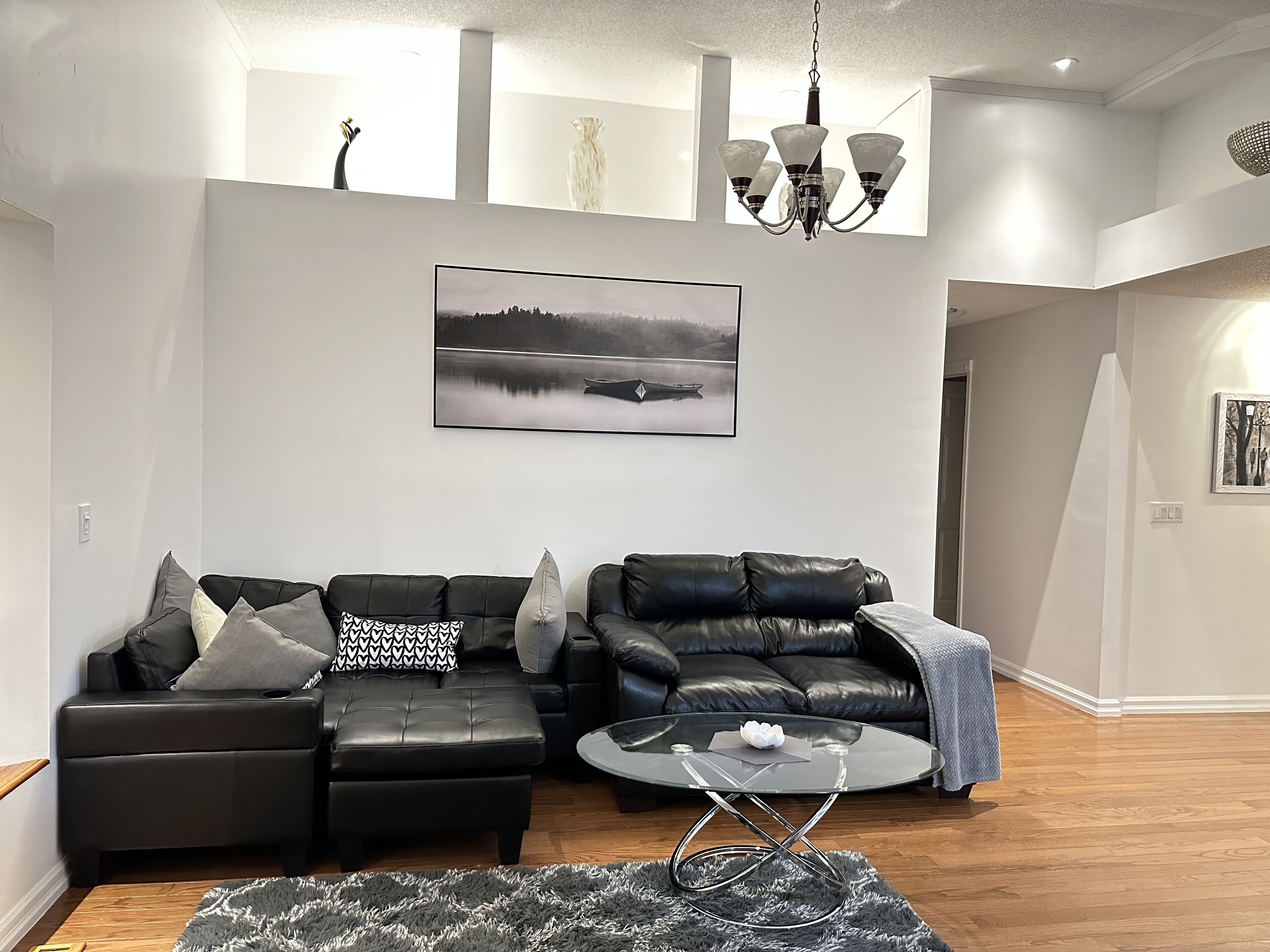 This detached bungalow is min. to lake and downtown, NO STAIRS,rennov,10 carpark