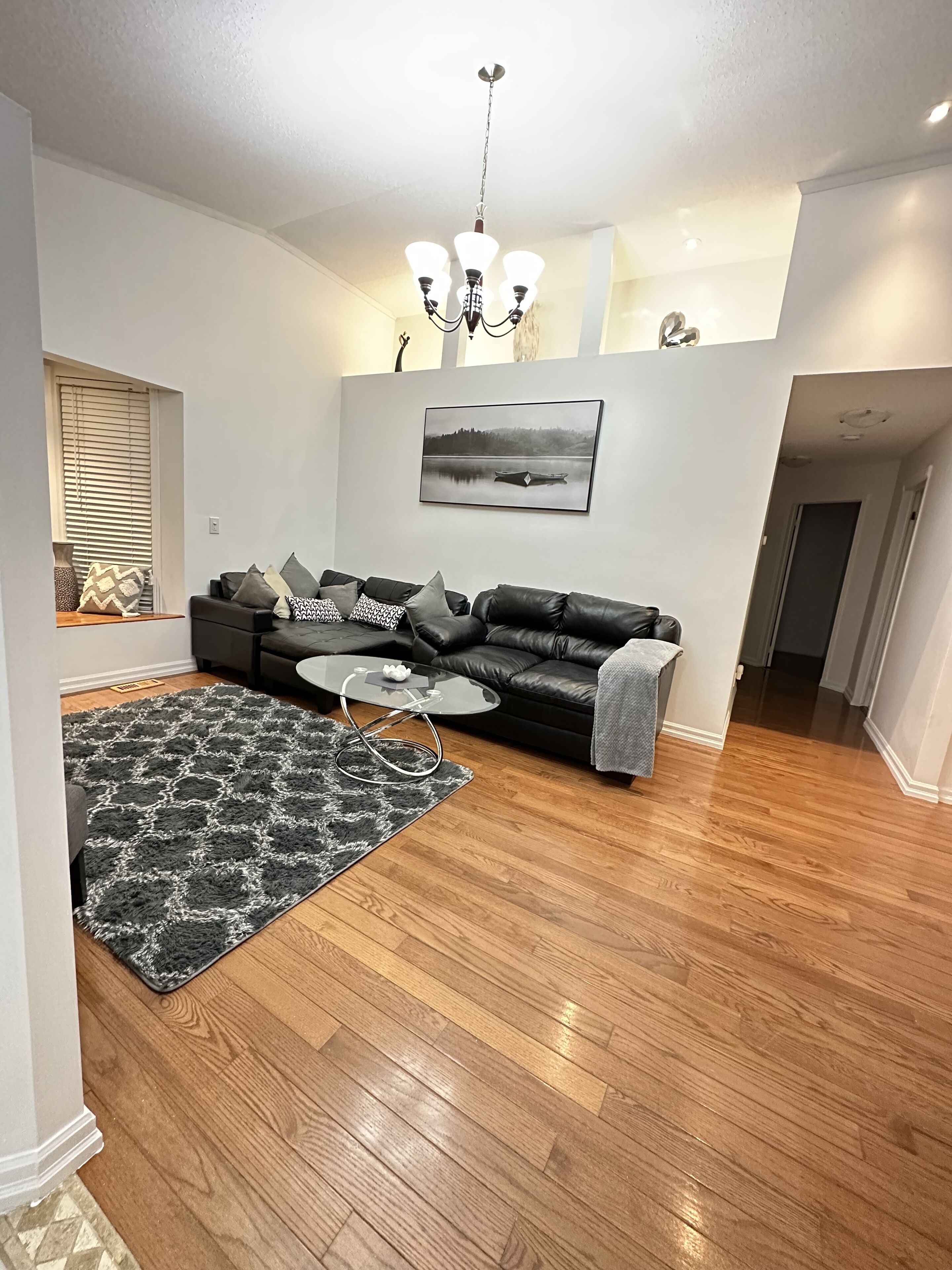 This detached bungalow is min. to lake and downtown, NO STAIRS,rennov,10 carpark