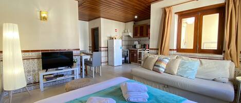 Studio, terrasse, vue mer | Wi-Fi gratuit, draps fournis