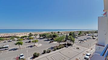 Un área de estacionamiento con vista a la playa y al océano.