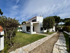 A modern two-story house with a stone pathway leading to the entrance. - Vilamoura Ocean Villa With Pool (Loulé)