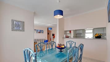 Apartamento, 2 quartos, para fumantes, acesso à piscina | Opções para refeição no quarto