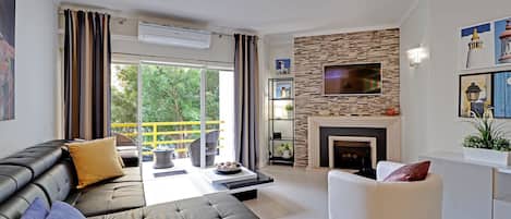 Apartment, 1 Bedroom, Pool Access | Living room