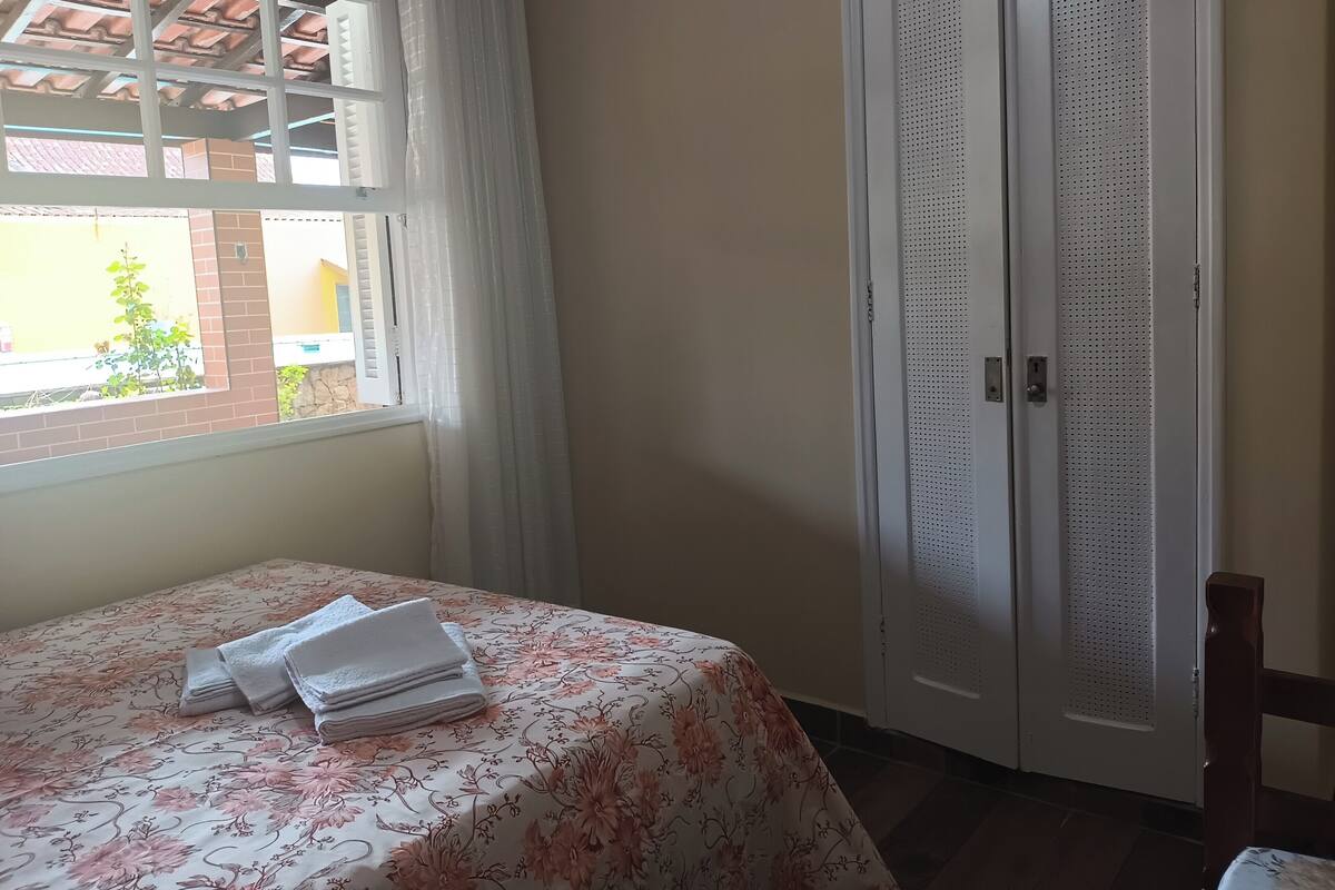 WiFi (free), bed sheets