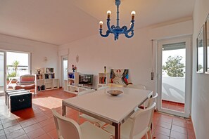 Appartement, 3 slaapkamers, terras, langs het strand | Dineren in de kamer