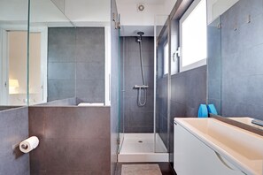 Apartment, 3 Bedrooms, Terrace, Beachside | Bathroom | Shower, towels - Albufeira Central 1 by Homing (Albufeira)