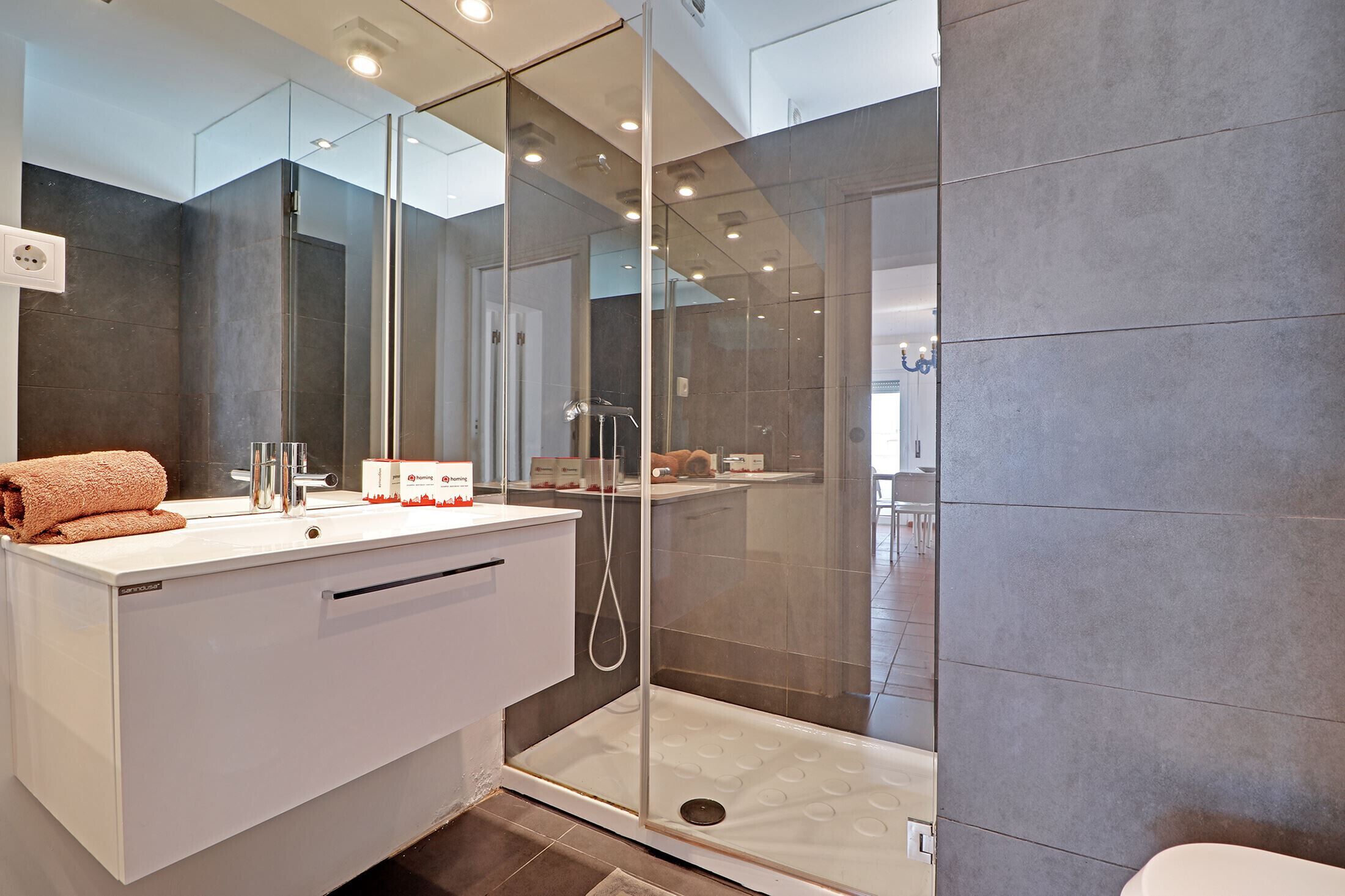 Appartamento, 3 camere da letto, terrazzo, lato spiaggia | Bagno | Doccia, asciugamani