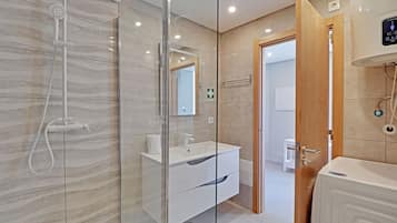 Apartamento, 1 quarto, terraço, de frente para o mar | Banheiro | Chuveiro, toalhas de banho