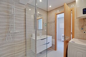 Apartamento, 1 quarto, terraço, de frente para o mar | Banheiro | Chuveiro, toalhas de banho