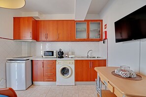 Microondas, cafetera/tetera, tostadora, freezer