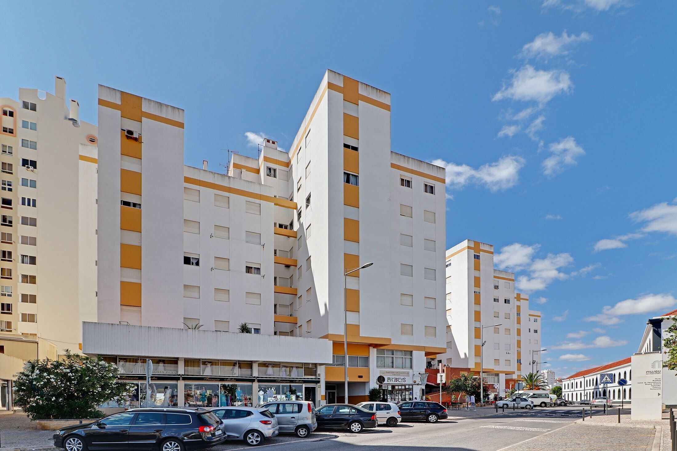 Hotel de vários andares com design arquitetônico moderno, com varandas e entrada central.