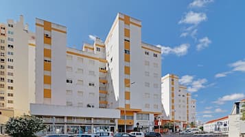 Hotel de vários andares com design arquitetônico moderno, com varandas e entrada central.