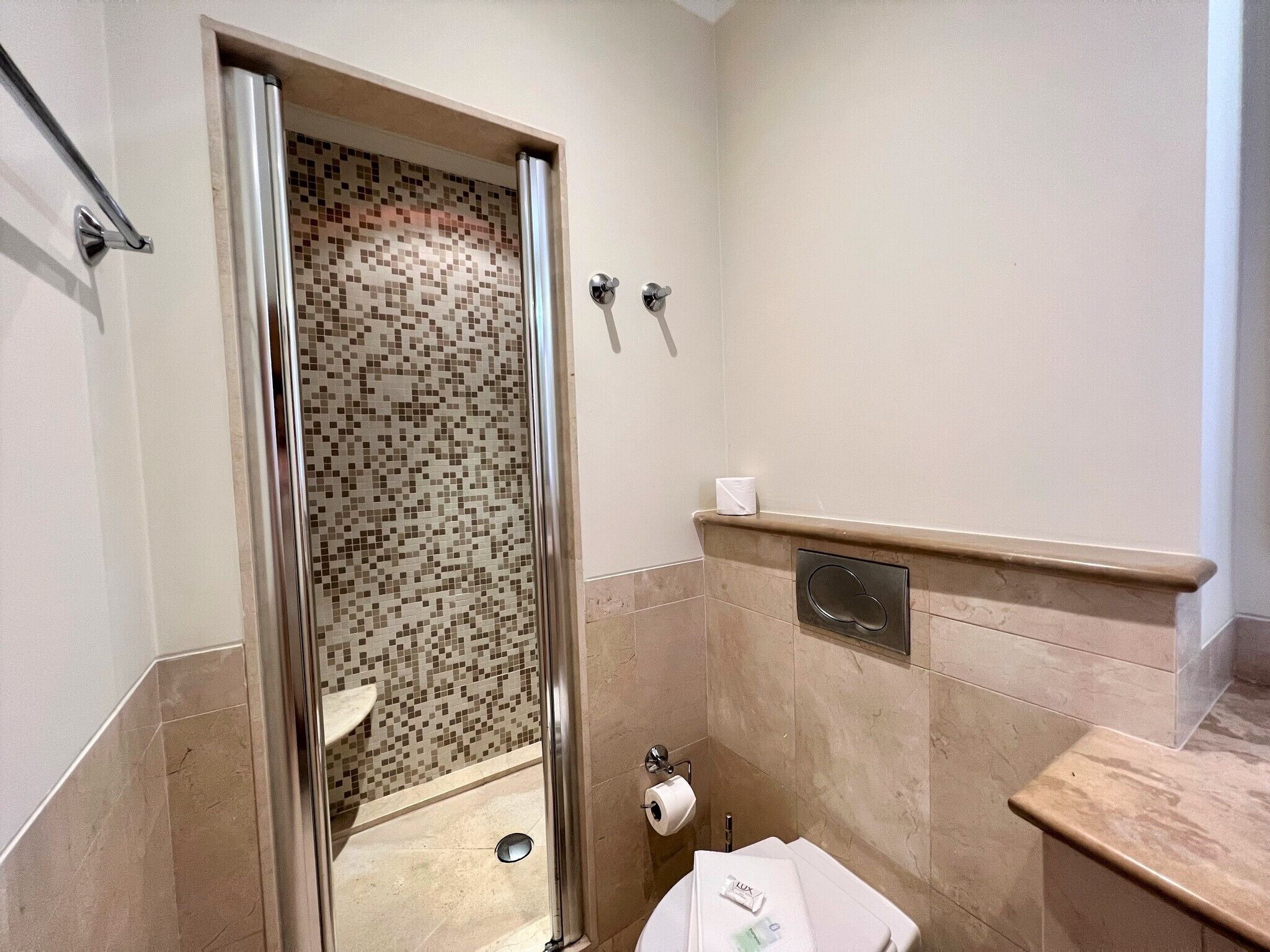 Ein Badezimmer mit Dusche, Toilette und Waschbecken.