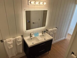 Ducha, secador de pelo, toallas