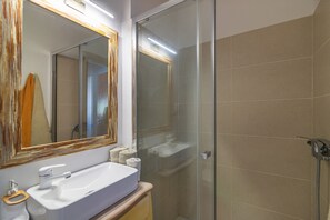 Apartment, 1 Schlafzimmer, Terrasse | Badezimmer | Dusche, Handtücher