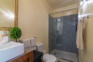 Apartment, 1 Bedroom, Terrace | Bathroom | Shower, towels - Faro Airport Flat 4 by Homing (Faro)
