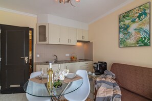 Appartement, 1 chambre, terrasse | Restauration dans la chambre
