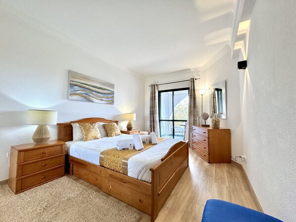 1 bedroom, bed sheets