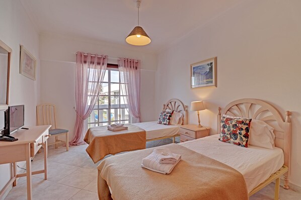 อพาร์ทเมนท์, 2 ห้องนอน, ระเบียง | 2 ห้องนอน, ผ้าปูที่นอน