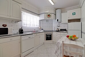 Private kitchen - Portimão Solar DO VAU With Pool (Portimão)
