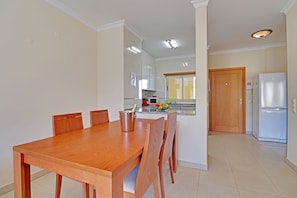 In-room dining - Lagos Balcony With Pool by Homing (Lagos)