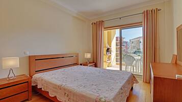 Apartamento, 1 habitación, acceso a la piscina | 1 dormitorio y ropa de cama