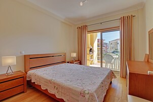 Apartment, 1 Bedroom, Pool Access | 1 bedroom, bed sheets