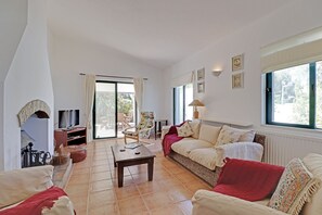 In-room dining - Algarve Country Villa With Pool (Sao Bras de Alportel)