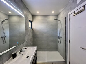 อพาร์ทเมนท์, 2 ห้องนอน, ใช้สระว่ายน้ำได้ | ห้องน้ำ | ฝักบัว, ผ้าเช็ดตัว
