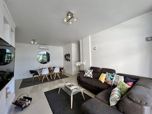 Apartment, 2 Bedrooms, Pool Access | Ruang tamu