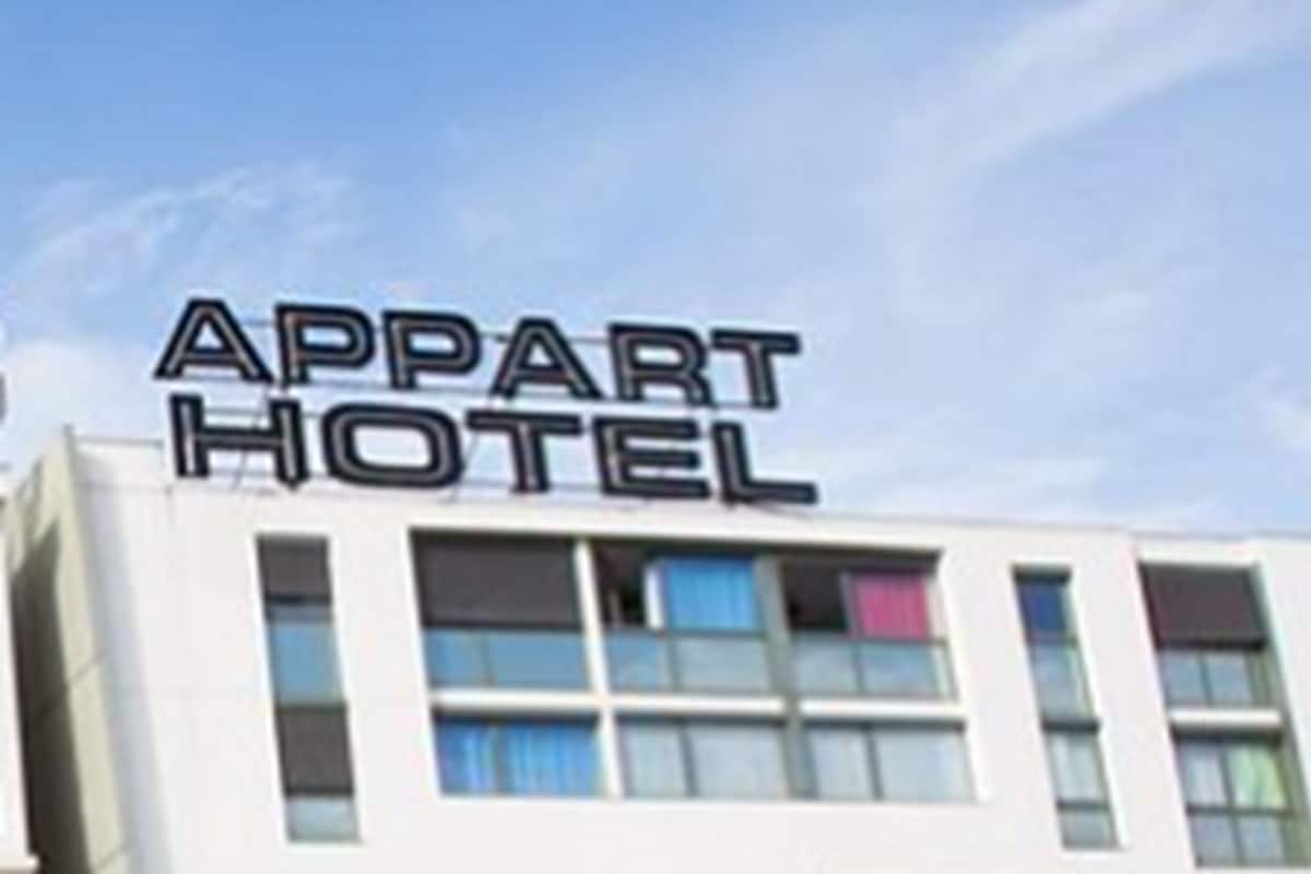 A building with the sign "APART HOTEL" on the facade.