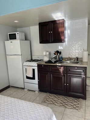 Fridge, microwave, oven, stovetop - Fair Haven Studio L (St.Thomas)