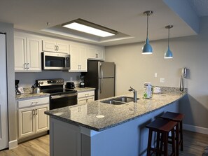 雪櫃、微波爐、焗爐、爐具