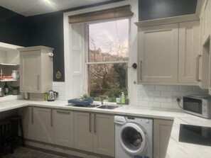 Private kitchen - Central, Stylish Festival Home Overlooking the Meadows (Edinburgh)