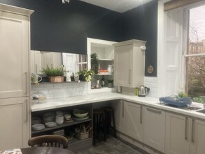 Private kitchen - Central, Stylish Festival Home Overlooking the Meadows (Edinburgh)