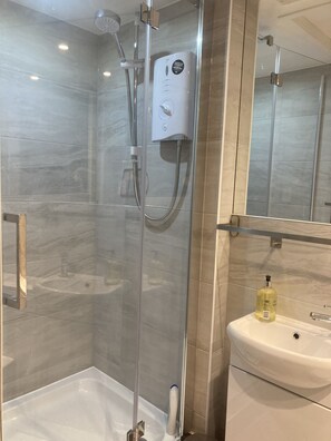Douche, séchoir à cheveux, serviettes fournies, savon