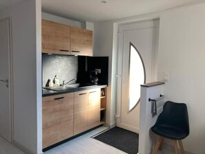 Fridge, microwave, oven, stovetop - Juste un Rayon de Soleil (Saasenheim)