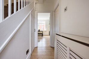 Apartment | Wohnbereich | 37-Zoll-Fernseher mit Kabelempfang, Netflix, Streaming-Dienste