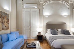 1 slaapkamer, een kluis op de kamer, een bureau