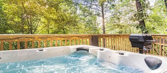 Treetop Village 8 2br/2ba True Sleep 6 Hot Tub, Gas Grill and Bonus Two Decks